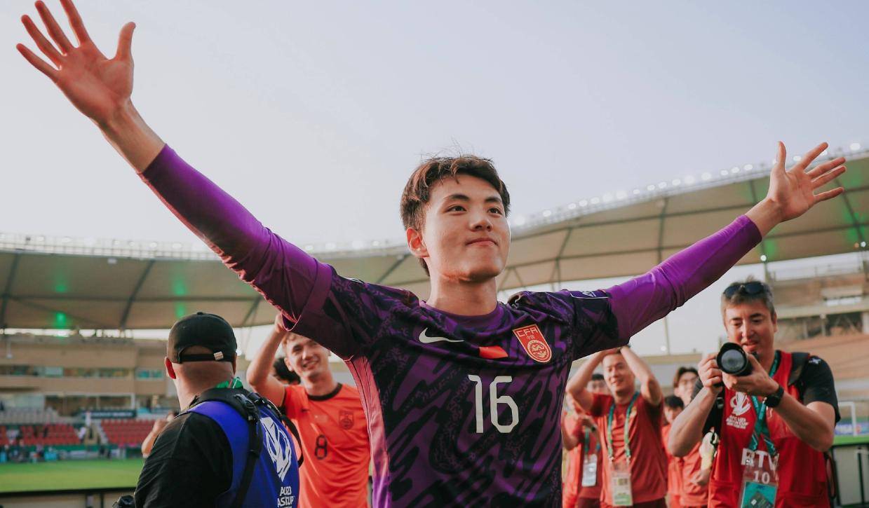 李昊引中超豪门哄抢！三支球队欲出手，身价2000万，切尔西也在关注！